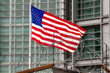 Quốc kỳ Hoa Kỳ tung bay trên lãnh thổ của Đại sứ quán Hoa Kỳ trong một bức ảnh tư liệu. (Ảnh: Vasily Maximov/AFP qua Getty Images)
