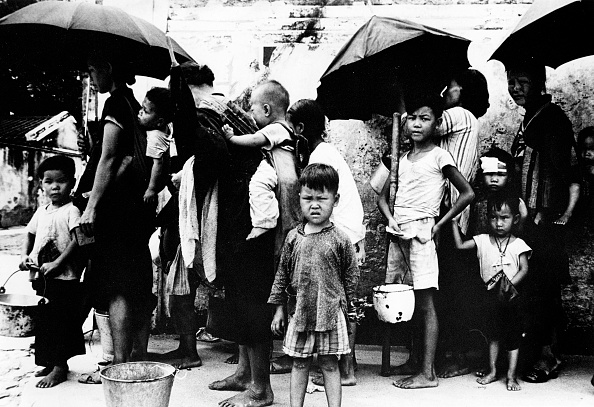 Bức ảnh chụp hồi tháng 05/1962 cho thấy những người tị nạn Trung Quốc đang xếp hàng chờ một bữa ăn tại Hồng Kông. Trong nạn đói do chính sách “Đại Nhảy Vọt” của Trung Quốc gây ra, khoảng 140,000 đến 200,000 người đã nhập cảnh bất hợp pháp vào Hồng Kông. (Ảnh: AFP qua Getty Images)
