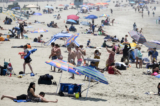 Đám đông những người đi biển thực hiện giãn cách xã hội tại Bãi biển Santa Monica ở Santa Monica, California, vào ngày 16/06/2021. (Ảnh: AP Photo/Ringo H.W. Chiu)