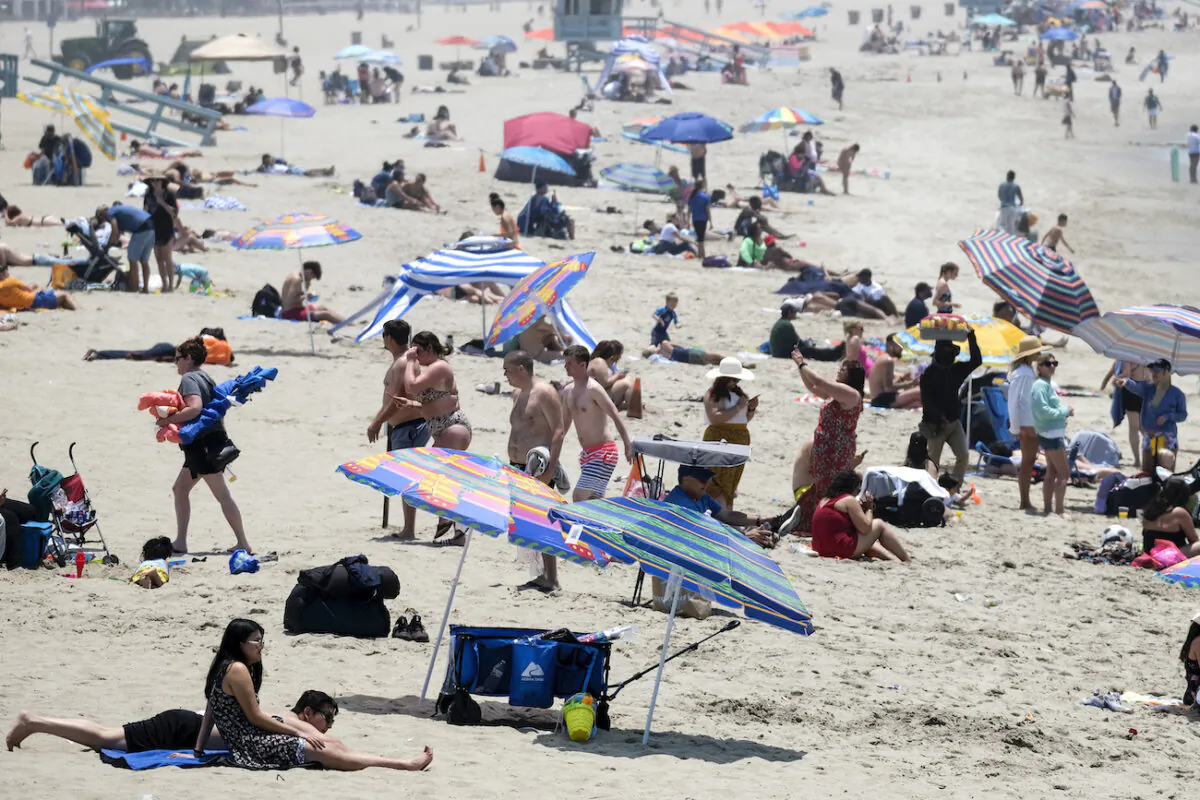 Đám đông những người đi biển thực hiện giãn cách xã hội tại Bãi biển Santa Monica ở Santa Monica, California, vào ngày 16/06/2021. (Ảnh: AP Photo/Ringo H.W. Chiu)