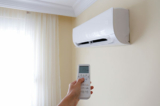 Một chuyên gia đã chia sẻ 6 cách bật điều hòa để tiết kiệm điện suốt mùa hè. (Ảnh: Shutterstock)
