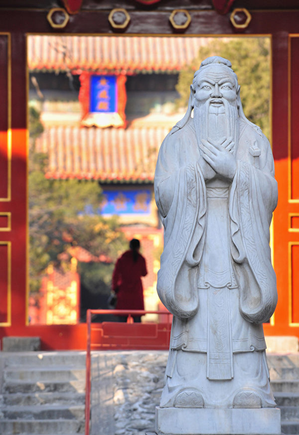 Tượng Khổng Tử trong miếu thờ Khổng Tử ở Bắc Kinh. (Ảnh: Frederic J. Brown/AFP)