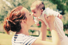 Em bé và mẹ (Ảnh: Shutterstock）