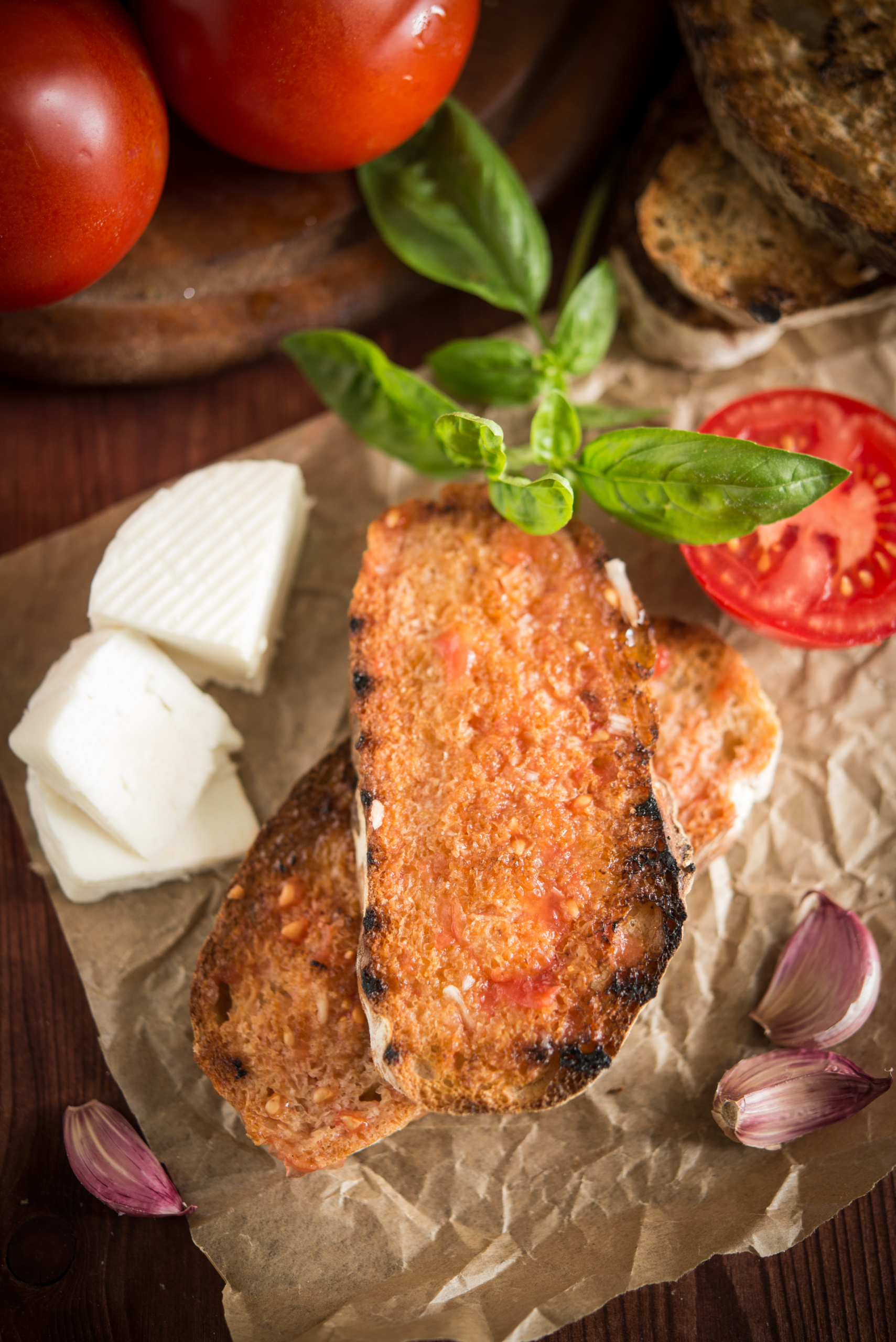 Cà chua và bánh mì là một món ăn rất đơn giản và ngon miệng mà bạn có thể chế biến tại nhà. (Ảnh: Shutterstock)