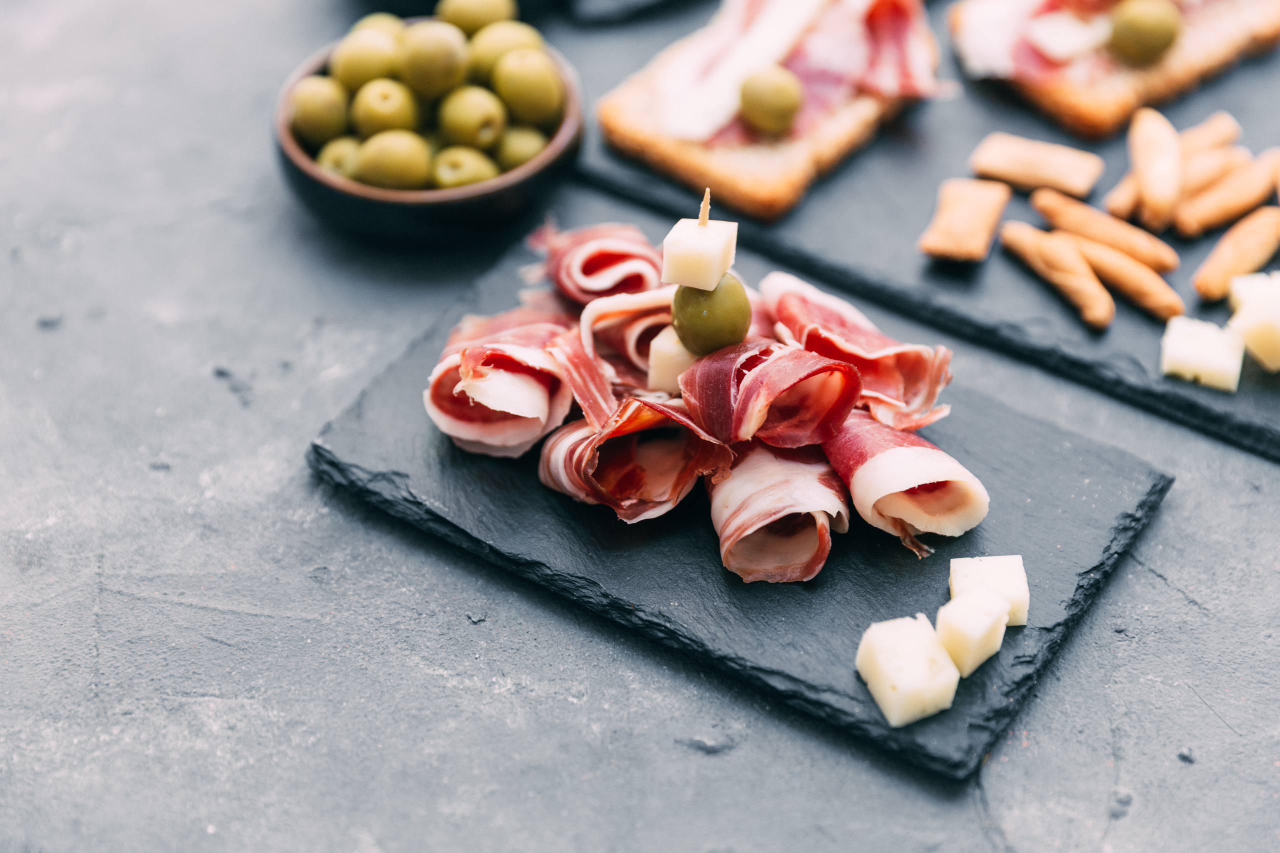 Giăm bông sống được coi là quốc túy, cũng là món ăn phụ kinh điển của Tây Ban Nha. (Ảnh: Shutterstock)