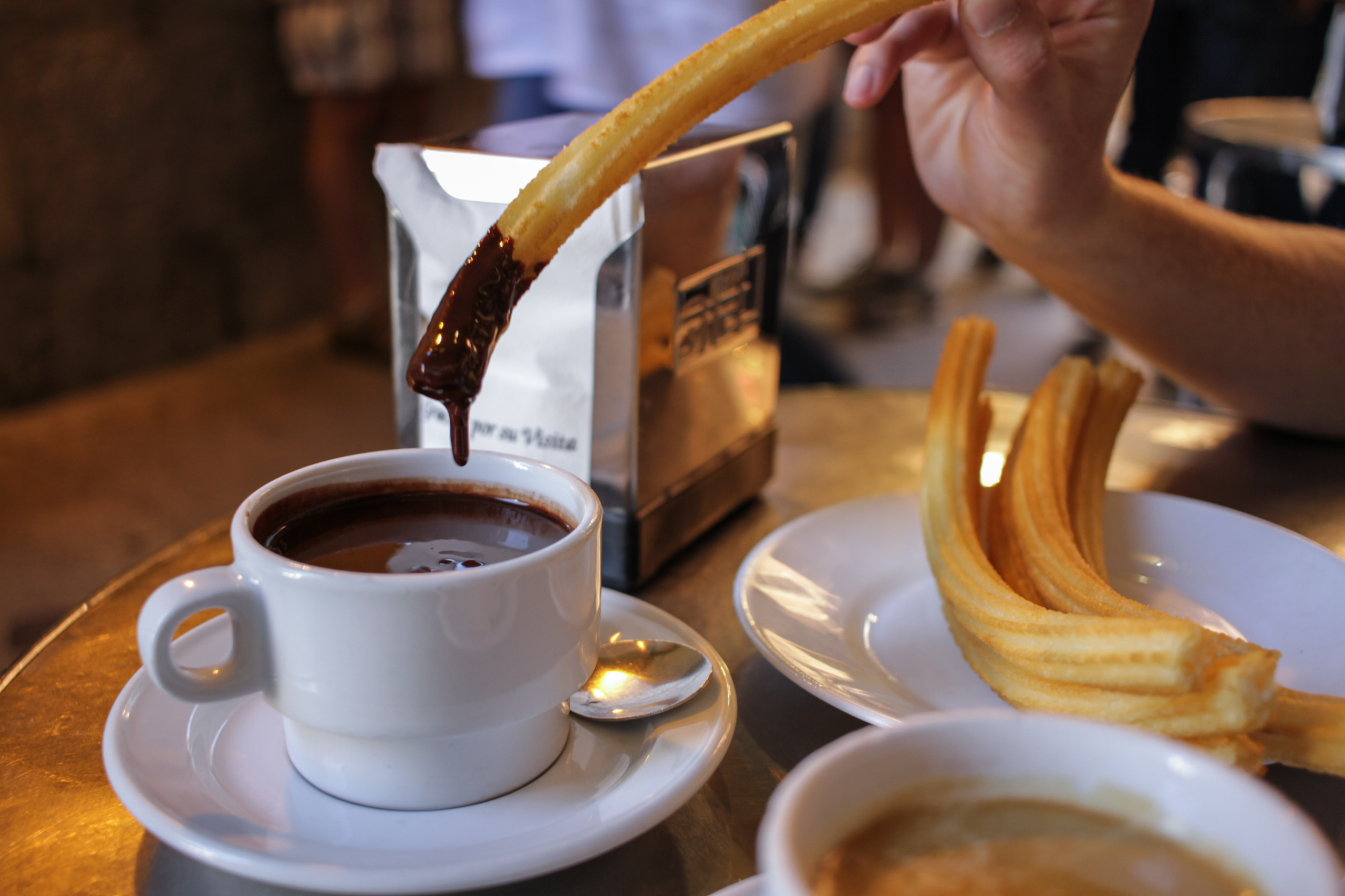 Bữa sáng cổ điển ở Tây Ban Nha là socola nóng đậm đà ăn kèm với bánh Churros. (Ảnh: Shutterstock)