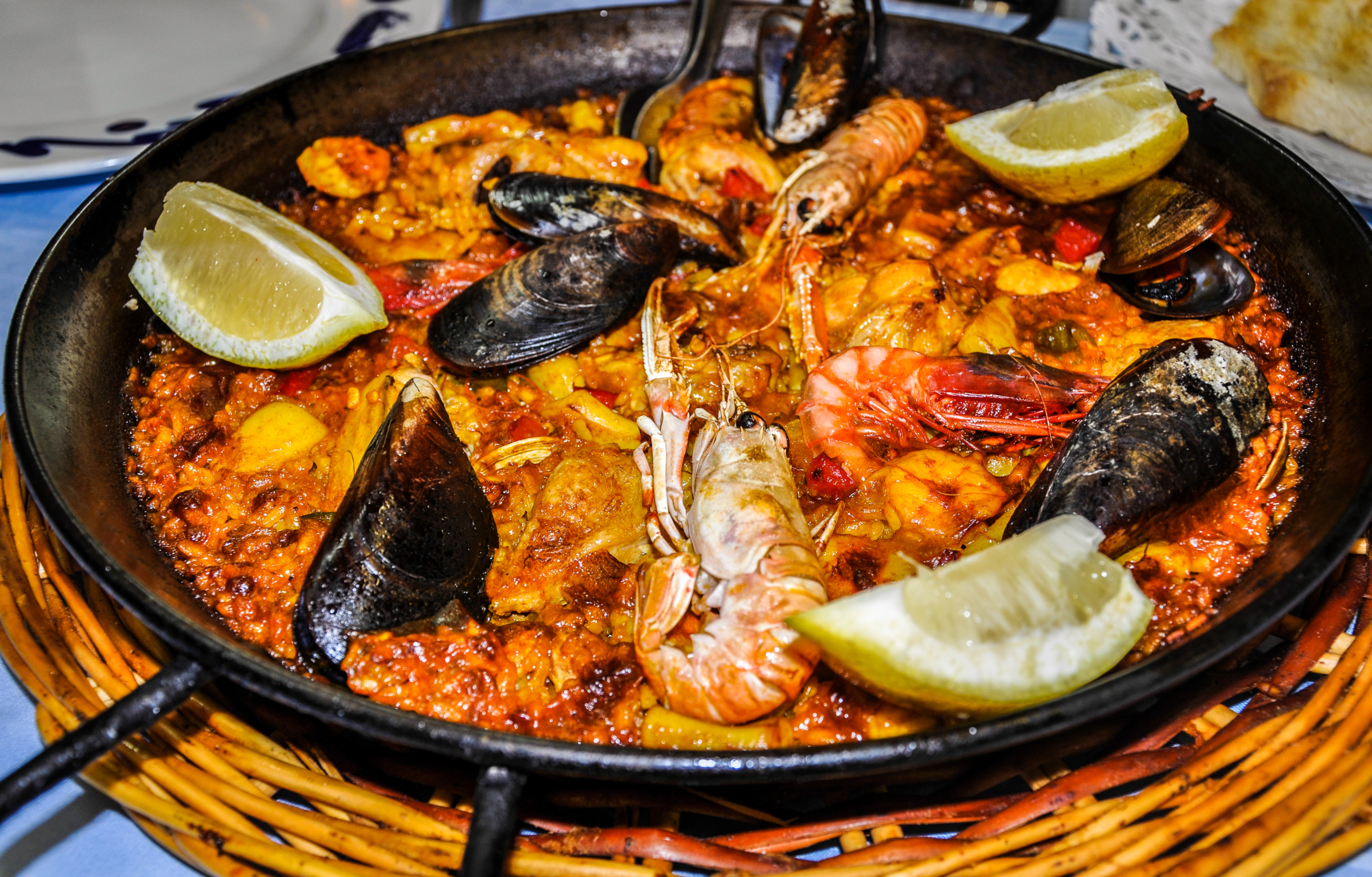 Món cơm thập cẩm Tây Ban Nha là một trong những món ăn không thể bỏ qua khi đến Barcelona. (Ảnh: Shutterstock)