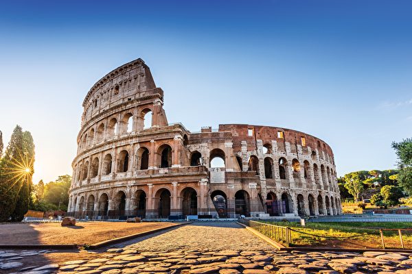 Khi bạn đi du lịch đến Rome cần “nhập gia tùy tục,” đừng phạm phải sai lầm. Ảnh chụp Đấu trường La Mã ở Rome. (Ảnh: Shutterstock)