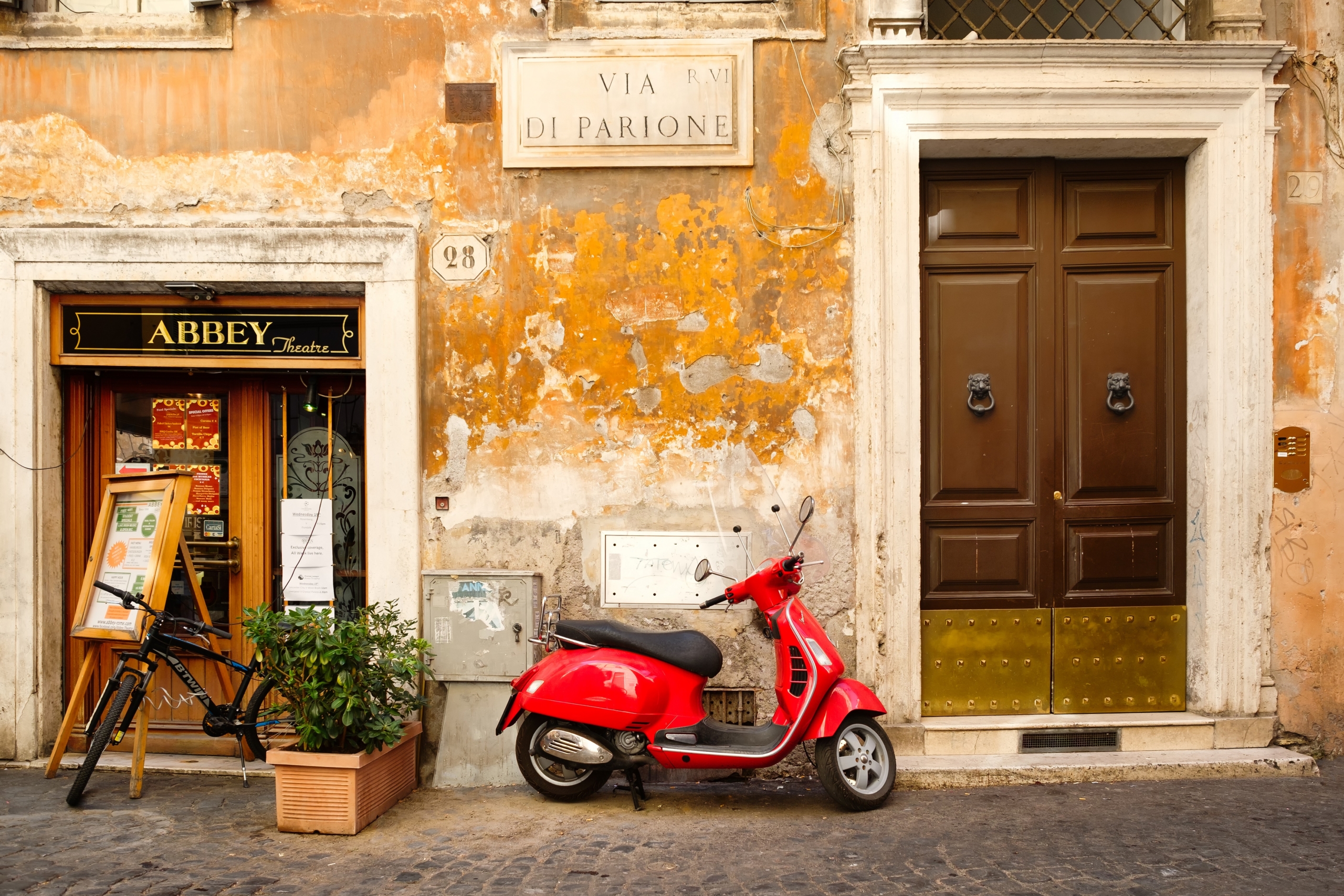 Một con đường rất đặc trưng ở Rome với xe máy. (Ảnh: Shutterstock)