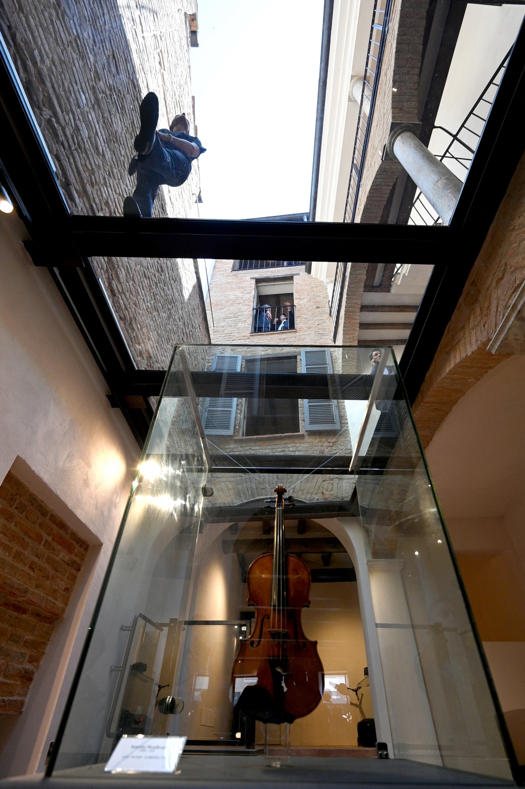 Hôm 04/07/2023, tại Cremona, Ý, sau khi ngôi nhà của nghệ nhân Stradivari mở cửa trở lại, khách tham quan đã xếp hàng dài bên ngoài ngôi nhà. Nghệ nhân chế tác đàn vĩ cầm nổi tiếng Antonio Stradivari đã từng sống và mở xưởng thiết kế của mình ở đây vào năm 1667. (Ảnh: Gabriel Bouys/AFP)