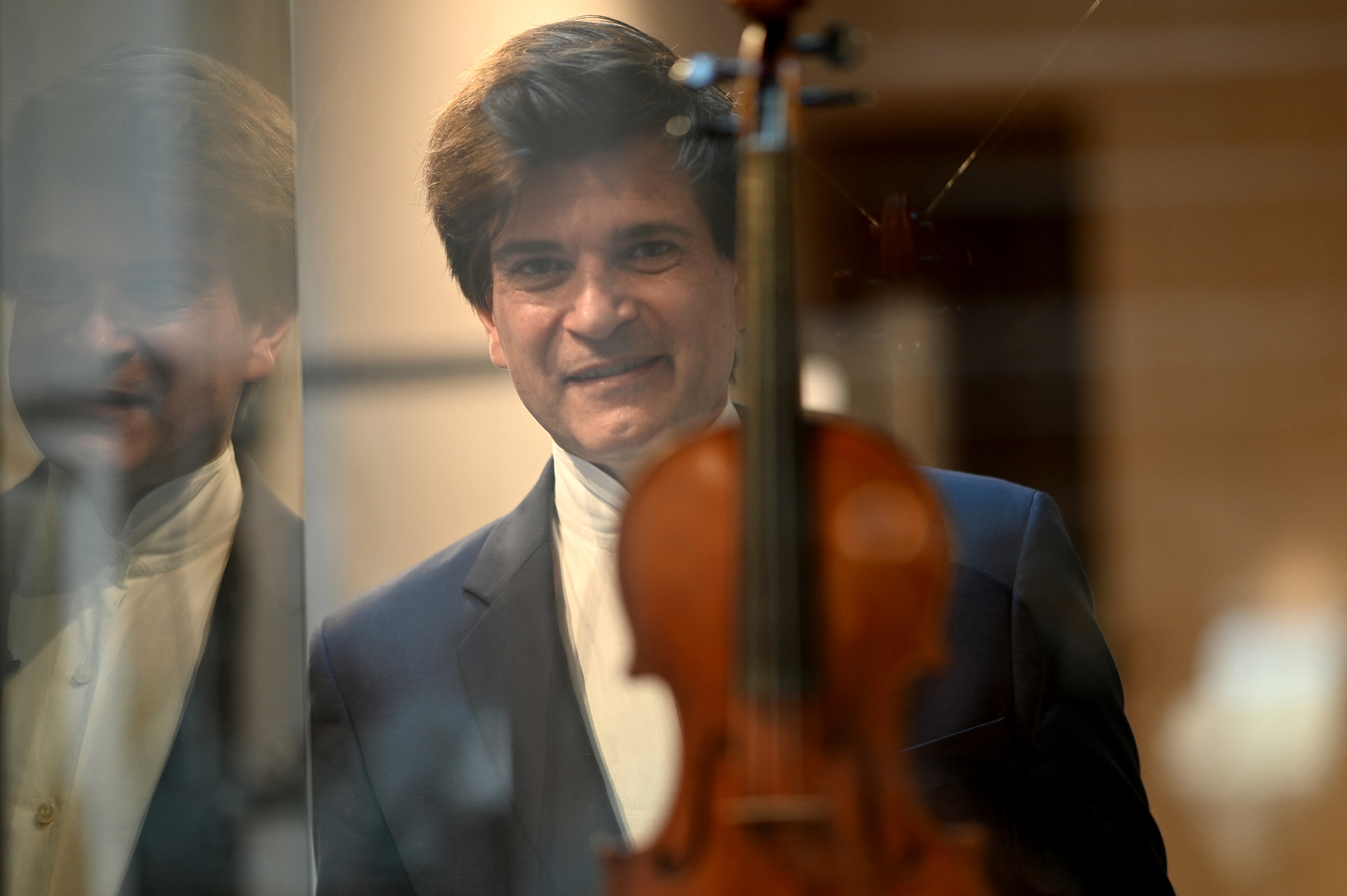 Hôm 04/07/2023, tại Cremona, Ý, sau khi ngôi nhà của nghệ nhân Stradivari mở cửa trở lại, khách tham quan đã xếp hàng dài bên ngoài ngôi nhà. Nghệ nhân chế tác đàn vĩ cầm nổi tiếng Antonio Stradivari đã từng sống và mở xưởng thiết kế của mình ở đây vào năm 1667. (Ảnh: Gabriel Bouys/AFP)