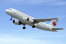Khi đi phi cơ có thể gặp các triệu chứng khó chịu như đau tai. Trong ảnh là một chiếc phi cơ của hãng Air Canada. (Ảnh: Pixabay)