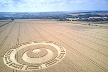 Theo thống kê, hạt Wiltshire ở Anh quốc là khu vực xuất hiện vòng tròn bí ẩn trên cánh đồng thường xuyên nhất. Hình ảnh một vòng tròn bí ẩn trên cánh đồng xuất hiện ở hạt Wiltshire. (Ảnh: Shutterstock)
