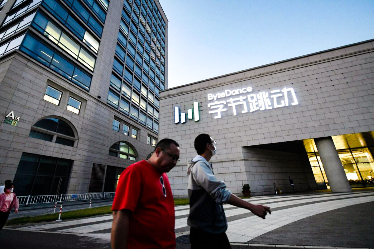 Người dân đi ngang qua trụ sở của ByteDance, công ty mẹ của ứng dụng chia sẻ video TikTok, tại Bắc Kinh vào ngày 16/09/2020. (Ảnh: Greg Baker/AFP qua Getty Images)