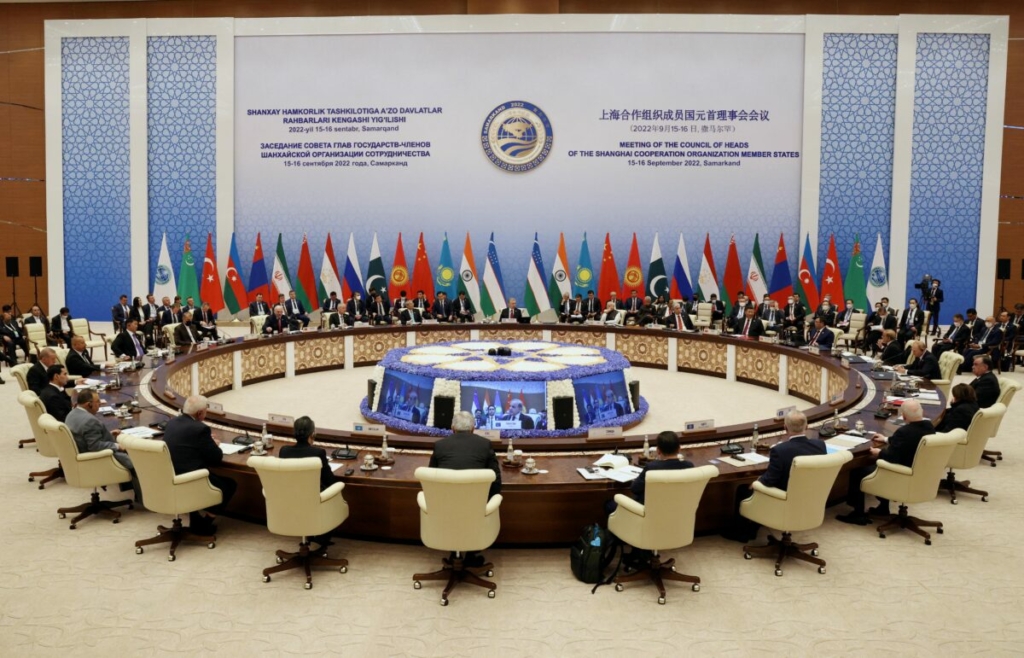 Các thành viên tham gia hội nghị thượng đỉnh của Tổ chức Hợp tác Thượng Hải tham dự cuộc họp định dạng mở rộng của các nguyên thủ quốc gia thành viên SCO tại Samarkand, Uzbekistan, vào ngày 16/09/2022. (Ảnh: Sergey Bobylev/Sputnik/Pool qua Reuters)