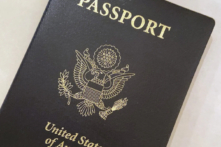 Mặt bìa cuốn Hộ chiếu Hoa Kỳ ở Hoa Thịnh Đốn vào ngày 25/05/2021. (Ảnh: Eileen Putman/AP Photo)