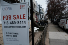 Một ngôi nhà được rao bán ở khu Brooklyn ở New York vào ngày 31/03/2021. Khu vực này có nguồn cung nhà ở loại dành cho một gia đình (single family home) có hạn. (Ảnh: Spencer Platt/Getty Images)