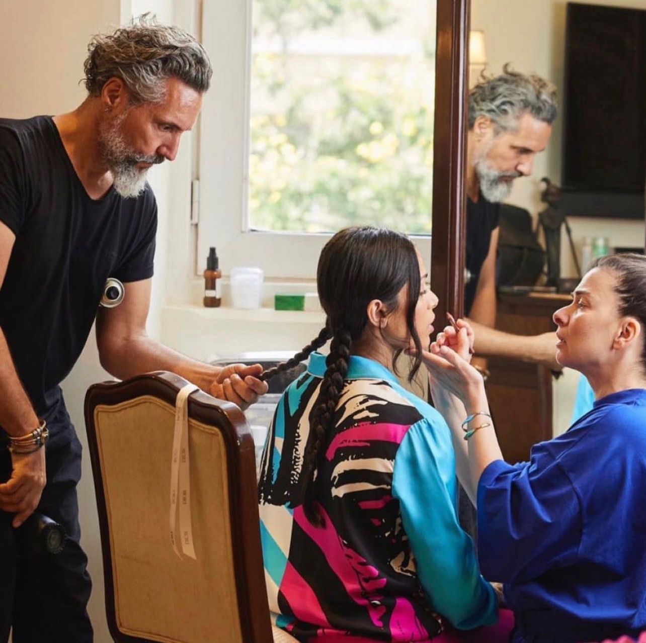 Ông Gabriel Georgiou tạo kiểu tóc cho nữ diễn viên Frieda Pinto tại buổi trình diễn của Dior năm 2023. (Ảnh: Đăng dưới sự cho phép của cô Trisha Sarang)