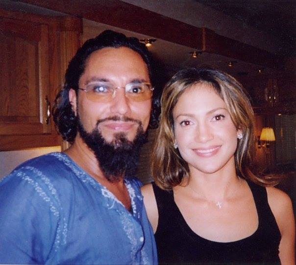 Nhà tạo mẫu tóc Gabriel Georgiou cùng nữ minh tinh Jennifer Lopez. (Ảnh: Đăng dưới sự cho phép của ông Gabriel Georgiou)