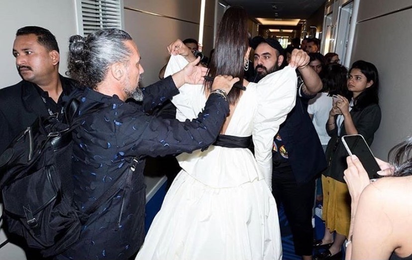 Ông Gabriel Georgiou tạo kiểu tóc cho nữ diễn viên điện ảnh Bollywood, Deepika Padukone, tại liên hoan phim Cannes. (Ảnh: Đăng dưới sự cho phép của ông Gabriel Georgiou)