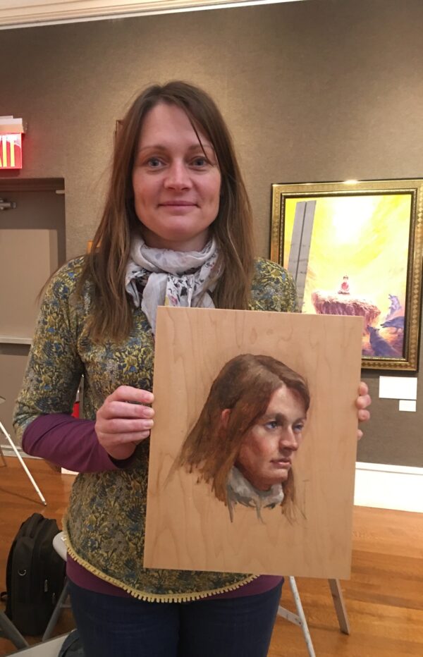 Nghệ sĩ người Anh Paula Wilson cùng bức chân dung phác thảo mà Họa sĩ Ken Goshen vẽ ở New York. (Ảnh: Đăng dưới sự cho phép của cô Paula Wilson)