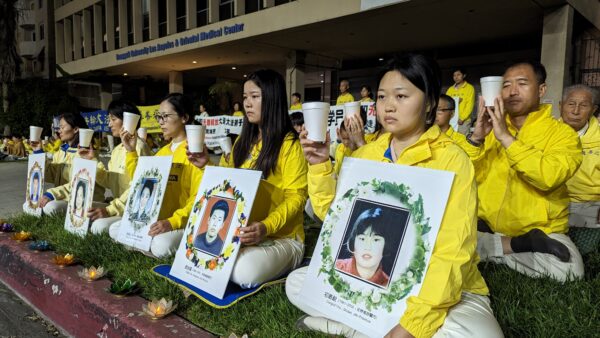 Các học viên Pháp Luân Công tổ chức buổi thắp nến tưởng niệm trước Lãnh sự quán Trung Quốc để đánh dấu hai mươi bốn năm cuộc bức hại của Đảng Cộng sản Trung Quốc, tại Los Angeles, California, hôm 23/04/2023. (Ảnh: Emma Hsu/The Epoch Times)