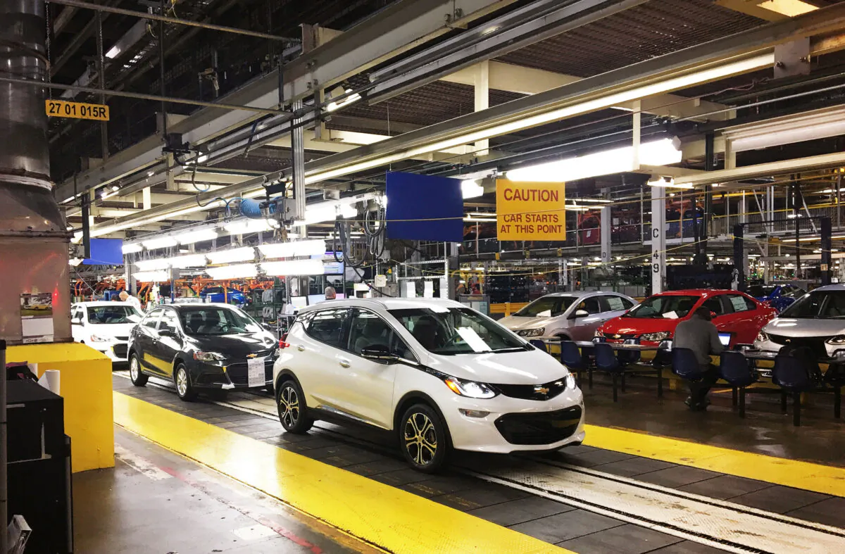 Công nhân lắp ráp xe hơi Chevy Bolt EV tại nhà máy lắp ráp của General Motors ở Orion Township, Michigan, vào ngày 04/11/2016. (Ảnh: Joe White/Reuters)