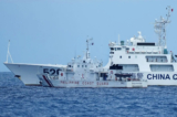 Tàu hải cảnh Trung Quốc mang số hiệu 5201 chặn tuần duyên hạm BRP Malapascua của Philippines khi di chuyển vào cửa Bãi Cỏ Mây (Second Thomas Shoal), mà người địa phương gọi là Bãi cạn Ayungin, ở Biển Đông hôm 23/04/2023. (Ảnh: Aaron Favila/AP Photo)