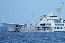 Tàu hải cảnh Trung Quốc mang số hiệu 5201 chặn tuần duyên hạm BRP Malapascua của Philippines khi di chuyển vào cửa Bãi Cỏ Mây (Second Thomas Shoal), mà người địa phương gọi là Bãi cạn Ayungin, ở Biển Đông hôm 23/04/2023. (Ảnh: Aaron Favila/AP Photo)