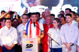 Ứng cử viên tổng thống Paraguay Santiago Peña của Đảng Colorado cầm quyền diễn thuyết tại trụ sở đảng khi ông và ứng cử viên đồng tranh cử Pedro Alliana dẫn đầu cuộc đua cho chức vị tổng thống của Paraguay, theo những kết quả ban đầu, ở Asunción, Paraguay, hôm 30/04/2023. (Ảnh: Agustin Marcarian/Reuters)