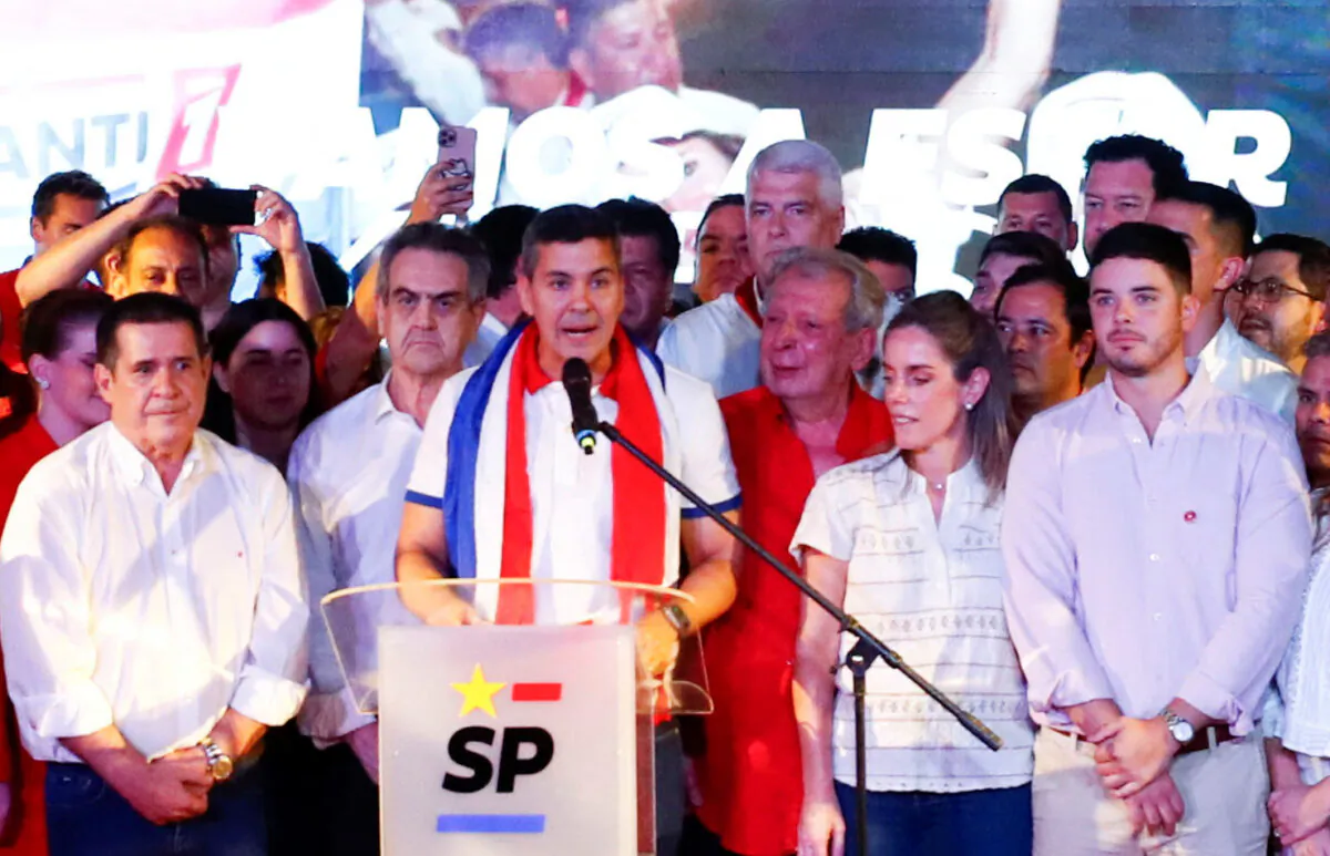 Ứng cử viên tổng thống Paraguay Santiago Peña của Đảng Colorado cầm quyền diễn thuyết tại trụ sở đảng khi ông và ứng cử viên đồng tranh cử Pedro Alliana dẫn đầu cuộc đua cho chức vị tổng thống của Paraguay, theo những kết quả ban đầu, ở Asunción, Paraguay, hôm 30/04/2023. (Ảnh: Agustin Marcarian/Reuters)