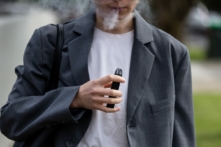 Một phụ nữ đang hút thuốc lá điện tử tại Melbourne, Australia, ngày 3 tháng 5 năm 2023. (AAP Image/Diego Fedele)