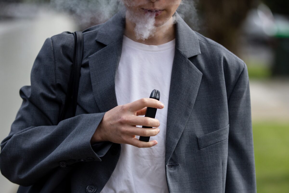 Một phụ nữ đang hút thuốc lá điện tử tại Melbourne, Australia, ngày 3 tháng 5 năm 2023. (AAP Image/Diego Fedele)