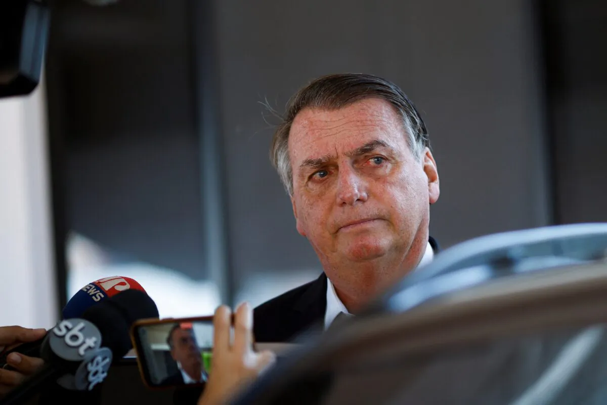 Cựu Tổng thống Brazil Jair Bolsonaro rời khỏi nhà sau một chiến dịch khám xét, tại Brasilia, Brazil, hôm 03/05/2023. (Ảnh: Adriano Machado/Reuters)