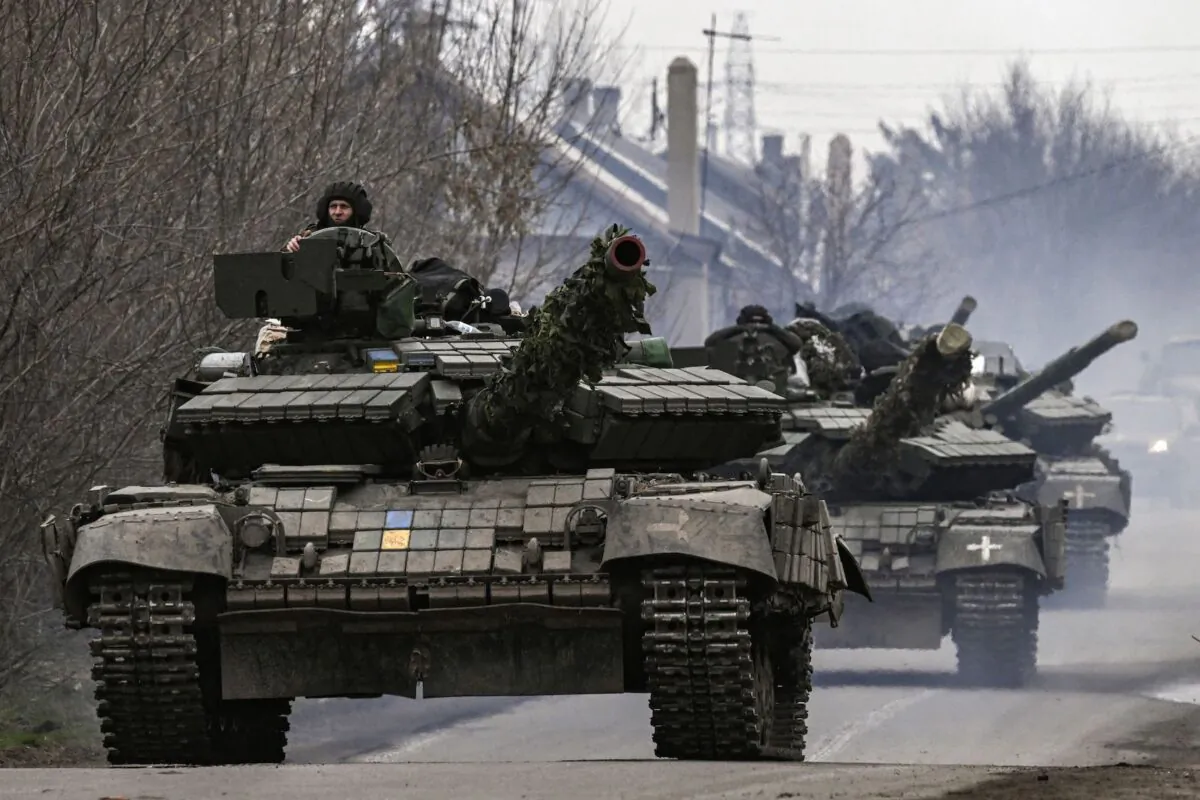 Xe tăng Ukraine tiến về hướng Bakhmut, thuộc vùng Donetsk Oblast, ngày 20/3/2023. (Ảnh: Aris Messinis/AFP qua Getty Images)
