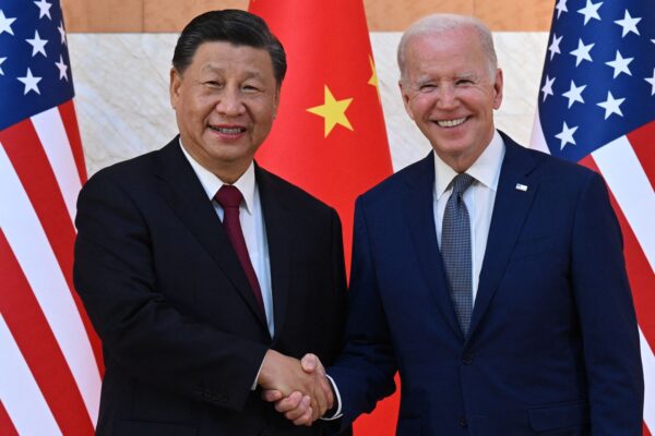 Tổng thống Joe Biden (phải) và nhà lãnh đạo Trung Quốc Tập Cận Bình (trái) bắt tay khi gặp nhau bên lề Hội nghị thượng đỉnh G20 ở Nusa Dua trên đảo nghỉ dưỡng Bali của Indonesia vào ngày 14/11/2022. (Ảnh: Saul Loeb/AFP qua Getty Images)