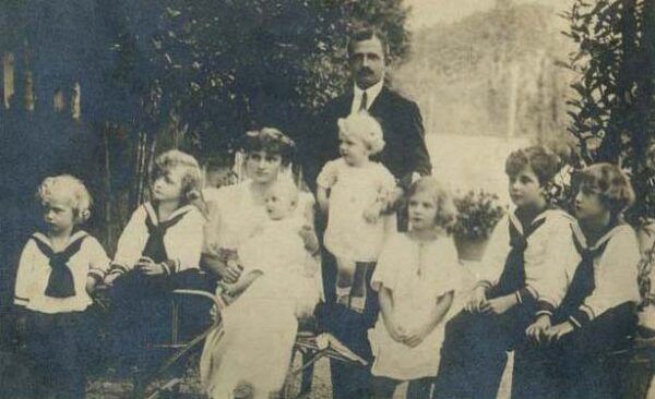 Vua Charles là một người cha tận tụy có tám người con, ảnh chụp ông cùng vương hậu Zita vào giai đoạn sống lưu vong ở Hertenstein, Thụy Sĩ, năm 1921. (Ảnh: Tài liệu công cộng)