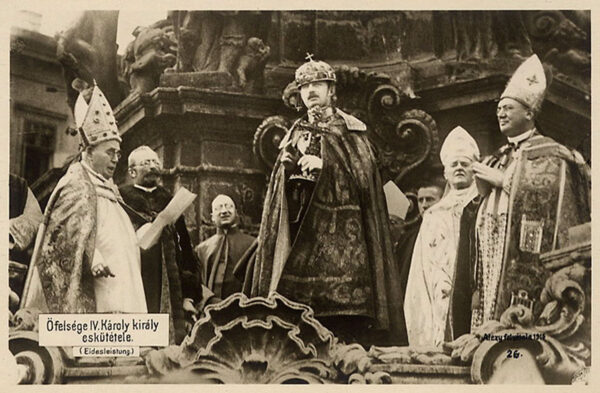 Hoàng tử Charles von Habsburg chưa từng mong muốn sẽ trị vì Đế quốc Áo. Hình ảnh chàng trong lễ đăng quang ở Holy Trinity Column (Cột Chúa Ba Ngôi), bên ngoài Nhà thờ Matthias, thành phố Budapest, ngày 30/12/1916. (Ảnh: Tài liệu công cộng)