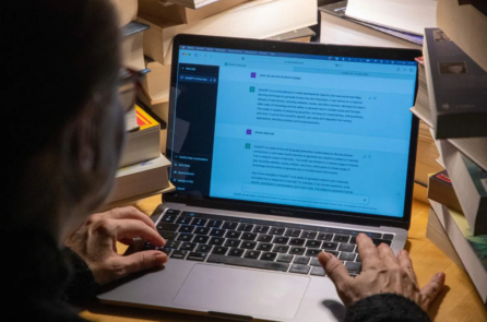 Lượng truy cập hàng tháng của ChatGPT giảm gần 10% do ‘không còn mới lạ’