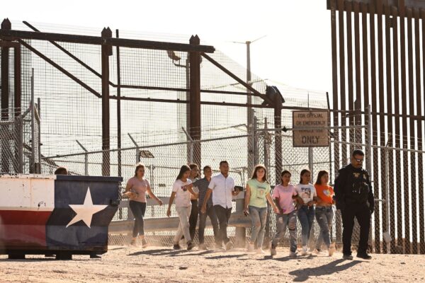 Những người nhập cư bất hợp pháp lên xe tải sau khi chờ đợi dọc theo bức tường biên giới để tự giao nộp bản thân cho các nhân viên Biên phòng của Cục Hải quan và Biên phòng (CBP) để giải quyết yêu cầu nhập cư và xin tị nạn khi băng qua sông Rio Grande vào Hoa Kỳ tại biên giới Hoa Kỳ-Mexico ở El Paso, Texas, hôm 11/05/2023. (Ảnh: Patrick T. Fallon/AFP qua Getty Images)