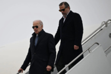 Tổng thống Joe Biden và con trai Hunter Biden đến Căn cứ Không Lực Quốc gia Hancock Field ở Syracuse, New York, hôm 04/02/2023. (Ảnh: Andrew Caballero-Reynolds/AFP qua Getty Images)