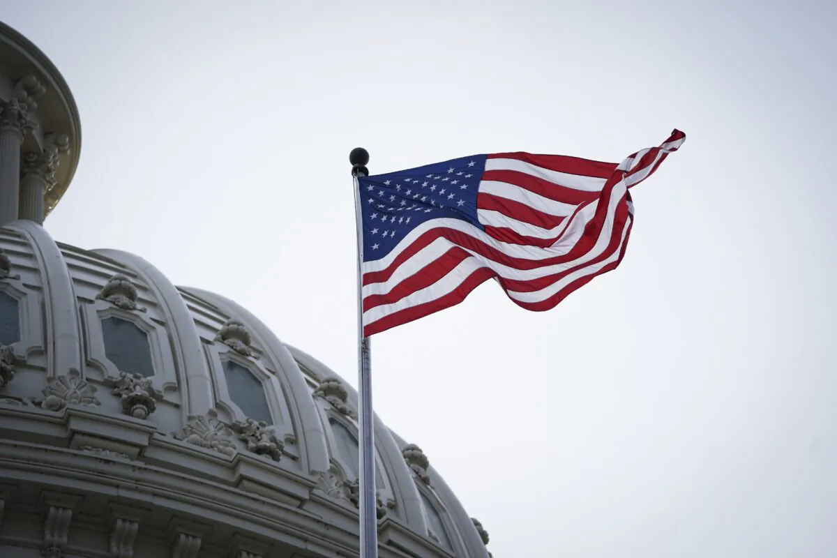 Quốc kỳ Hoa Kỳ trên mái vòm của tòa nhà Quốc hội Hoa Kỳ ở Hoa Thịnh Đốn hôm 12/05/2023. (Ảnh: Madalina Vasiliu/The Epoch Times)