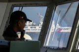Một thành viên của tàu tuần duyên BRP Malabrigo của Philippines đang thực thi nhiệm vụ tại vị trí khi bị tàu Hải cảnh Trung Quốc áp sát tại Bãi Cỏ Mây (Second Thomas Shoal) thuộc quần đảo Trường Sa đang tranh chấp tại Biển Đông, hôm 23/04/2023. (Ảnh: Ted Ajibe/AFP qua Getty Images)