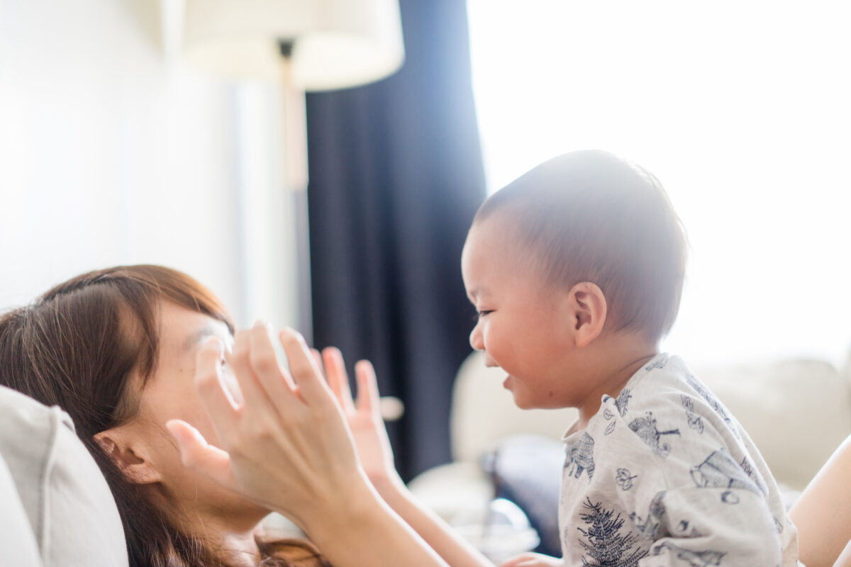 Chúng ta học cách kết nối và cách tạo ra các kiểu kết nối trong thuở ấu thơ (Ảnh: MIA Studio/Shutterstock)