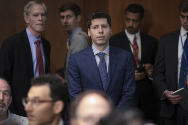 Ông Samuel Altman, Tổng giám đốc của OpenAI, đến làm chứng trước Tiểu ban Tư pháp Thượng viện về Quyền riêng tư, Công nghệ, và Luật pháp ở Hoa Thịnh Đốn, hôm 16/05/2023. (Ảnh: Win McNamee/Getty Images)