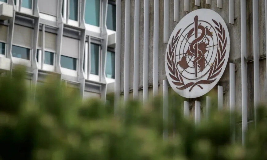 Biển hiệu của Tổ chức Y tế Thế giới (WHO) tại trụ sở ở Geneva vào ngày 05/03/2021. (Ảnh: Fabrice Coffrini/AFP qua Getty Images)
