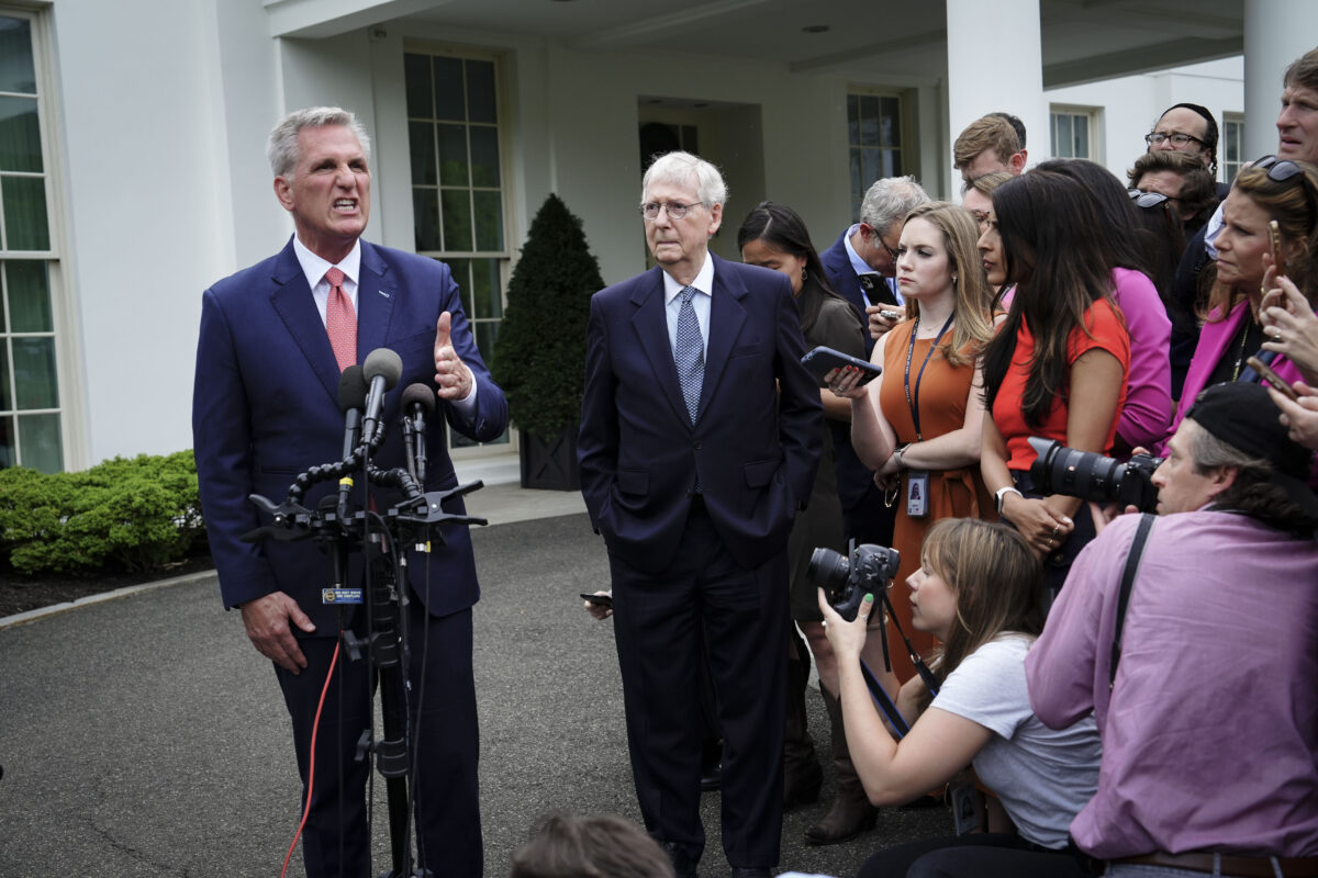 Chủ tịch Hạ viện Kevin McCarthy (Cộng Hòa-California) (trái) và Thượng nghị sĩ Mitch McConnell (Cộng Hòa-Kentucky) (phải) nói chuyện với báo giới sau cuộc gặp với Tổng thống Joe Biden và các nhà lãnh đạo khác tại Tòa Bạch Ốc ở Hoa Thịnh Đốn hôm 16/05/2023 .(Ảnh: Madalina Vasiliu/The Epoch Times)