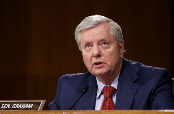 Thượng nghị sĩ Lindsey Graham (Cộng Hòa-South Carolina) là một trong các thượng nghị sĩ GOP muốn chi tiêu nhiều hơn cho quốc phòng so với mức 3.3% mà thỏa thuận giới hạn chi tiêu giữa ông Biden và ông McCarthy cho phép. (Ảnh: Evelyn Hockstein/Pool/AFP qua Getty Images)