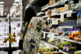 Một người phụ nữ mua sắm tại một cửa hàng bách hóa ở Columbia, Maryland, hôm 17/05/2023. (Ảnh: Madalina Vasiliu/The Epoch Times)