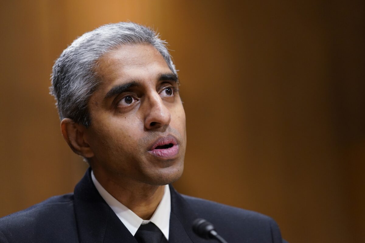 Tổng Y sĩ Tiến sĩ Vivek Murthy làm chứng trước Ủy ban Tài chính Thượng viện tại Capitol Hill ở Hoa Thịnh Đốn vào ngày 08/02/2022. (Ảnh: Susan Walsh/ Ảnh AP)